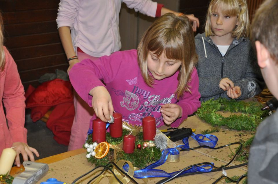 Izdelava adventnih venčkov 23.11.2010 - foto povečava