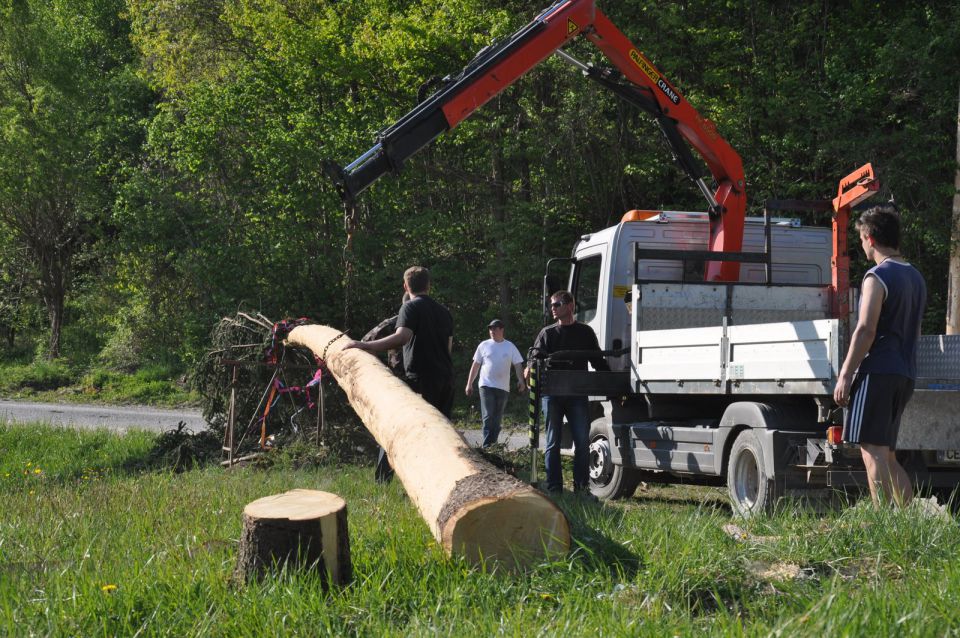 Postavljanje mlaja Zavodnje 2011 - foto povečava