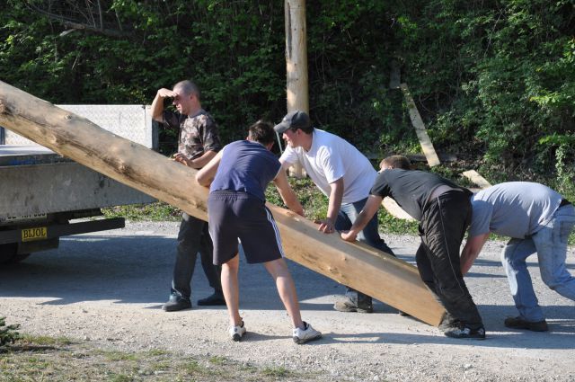 Postavljanje mlaja Zavodnje 2011 - foto