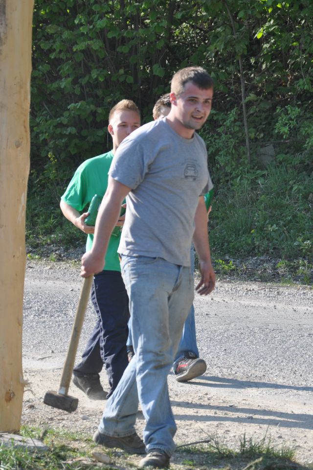 Postavljanje mlaja Zavodnje 2011 - foto povečava