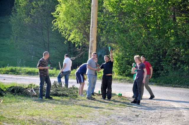 Postavljanje mlaja Zavodnje 2011 - foto