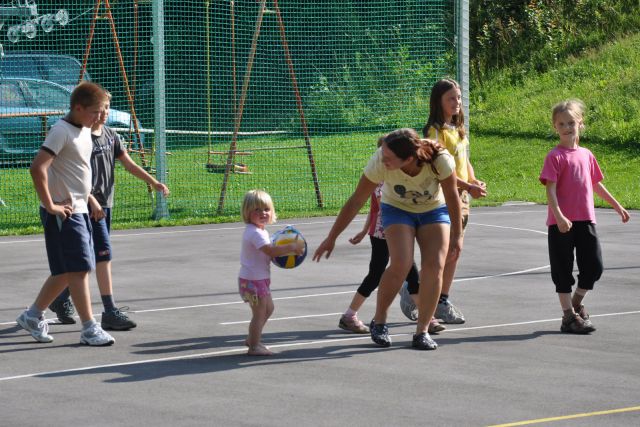 Druženje otrok na igrišču 6.7.2011 - foto