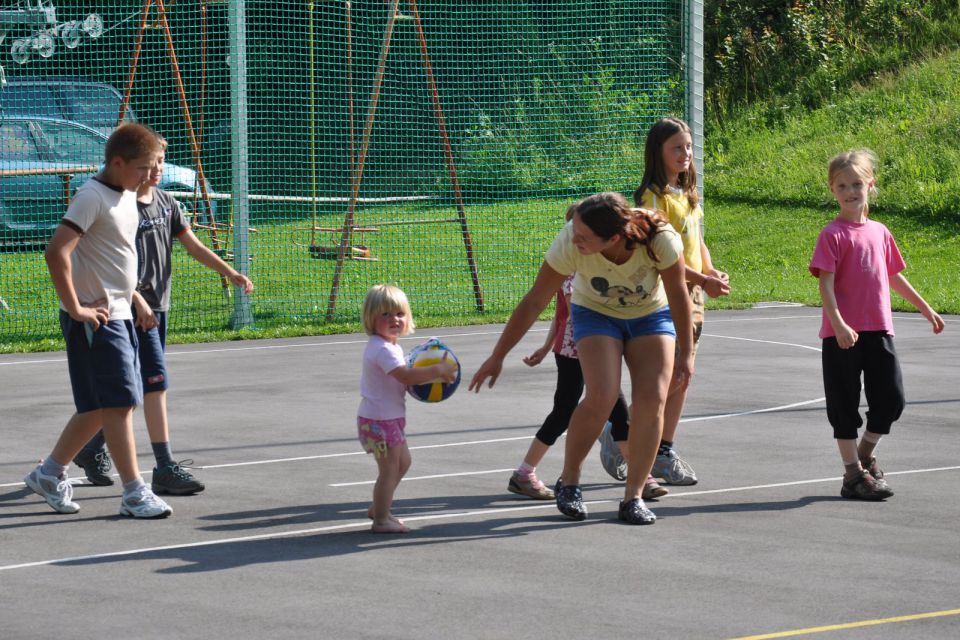Druženje otrok na igrišču 6.7.2011 - foto povečava
