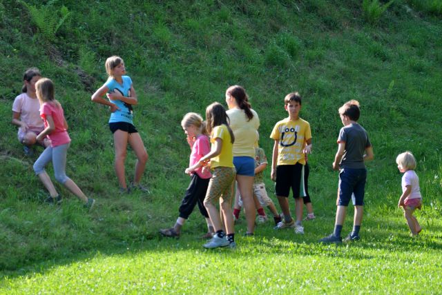 Druženje otrok na igrišču 6.7.2011 - foto