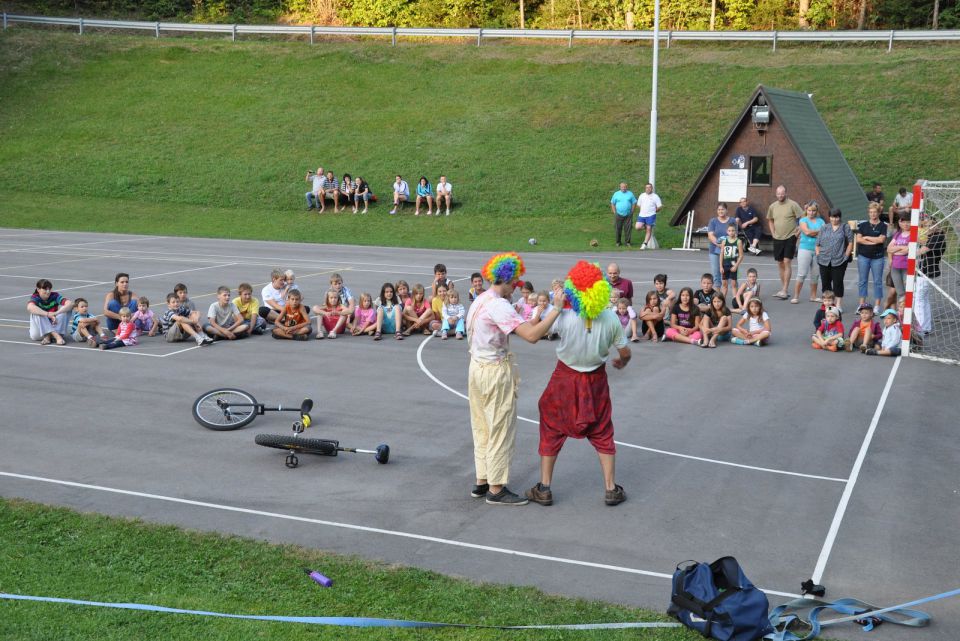 Nastop klovnov na igrišču v Zavodnjah - foto povečava