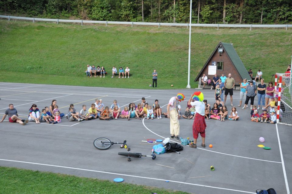 Nastop klovnov na igrišču v Zavodnjah - foto povečava