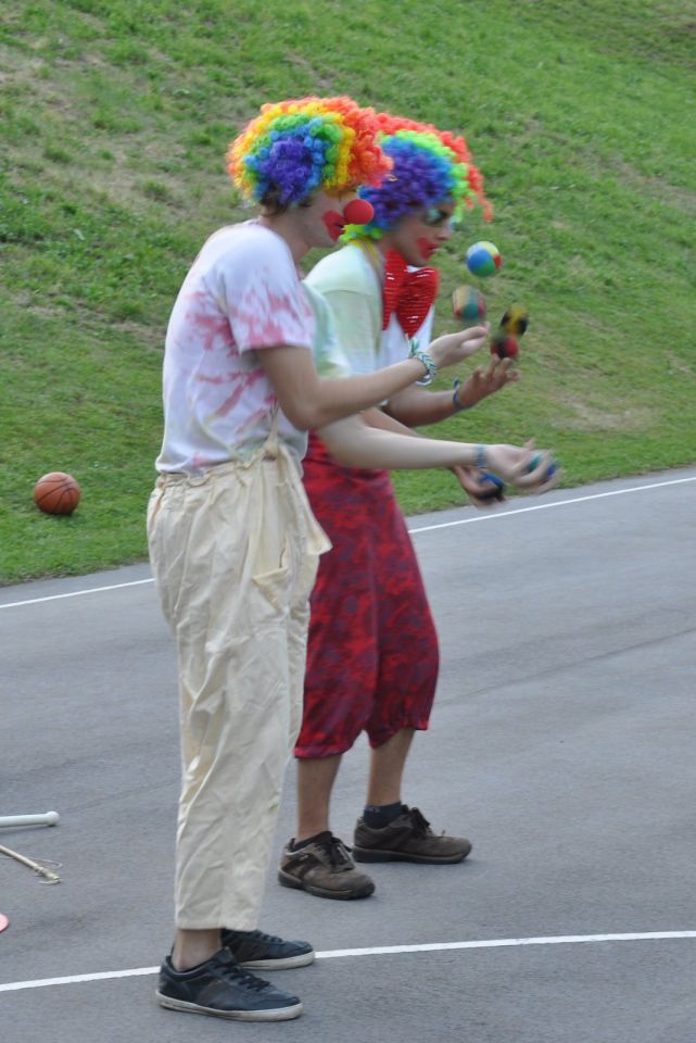 Nastop klovnov na igrišču v Zavodnjah - foto povečava