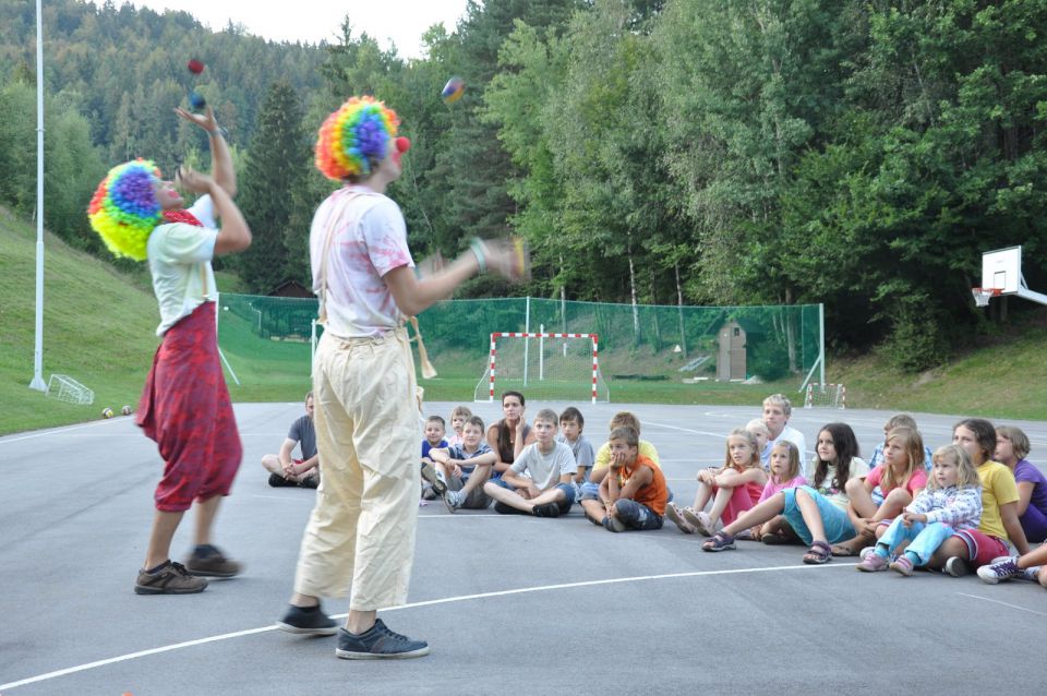 Nastop klovnov na igrišču v Zavodnjah - foto povečava