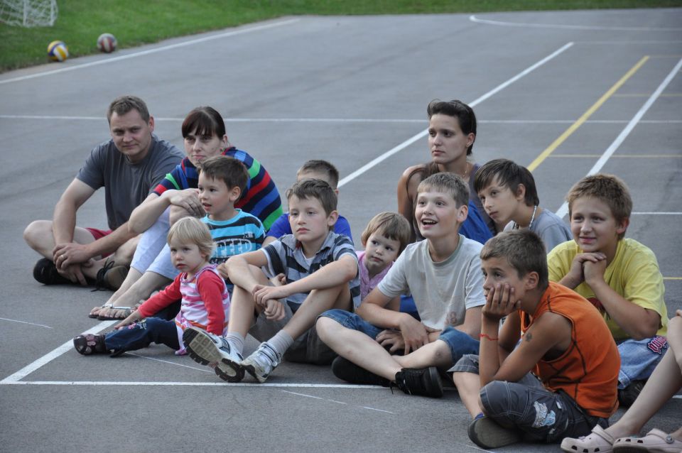 Nastop klovnov na igrišču v Zavodnjah - foto povečava