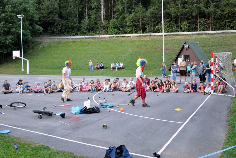 Nastop klovnov na igrišču v Zavodnjah - foto povečava