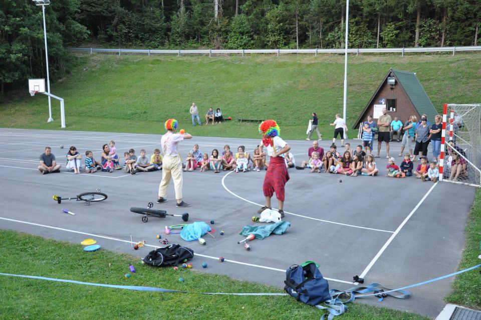 Nastop klovnov na igrišču v Zavodnjah - foto povečava