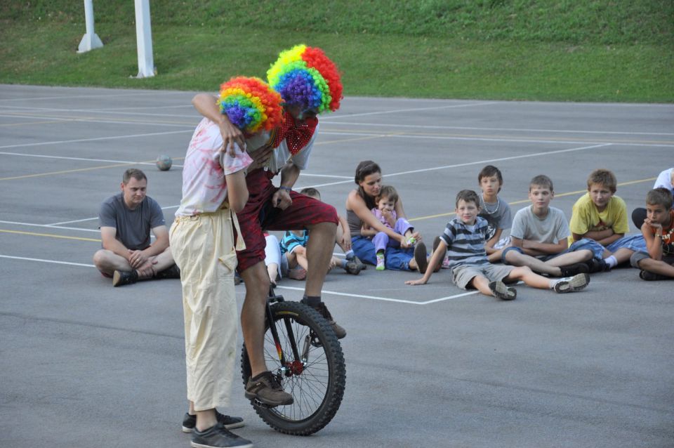 Nastop klovnov na igrišču v Zavodnjah - foto povečava