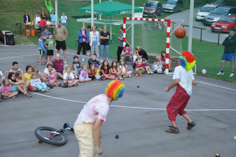 Nastop klovnov na igrišču v Zavodnjah - foto povečava