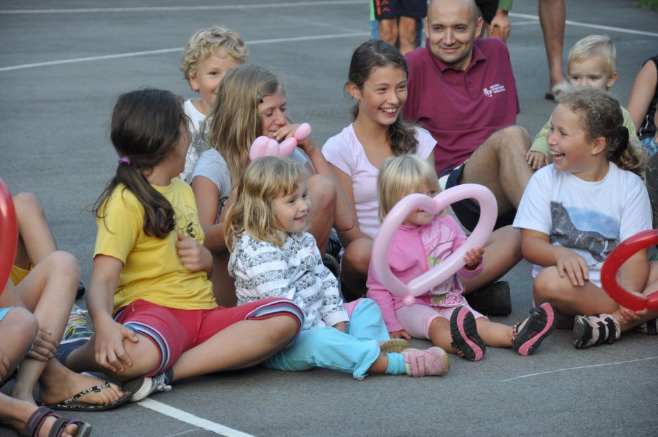 Nastop klovnov na igrišču v Zavodnjah - foto povečava