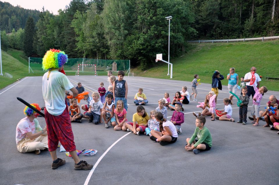 Nastop klovnov na igrišču v Zavodnjah - foto povečava