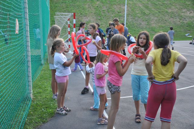 Nastop klovnov na igrišču v Zavodnjah - foto