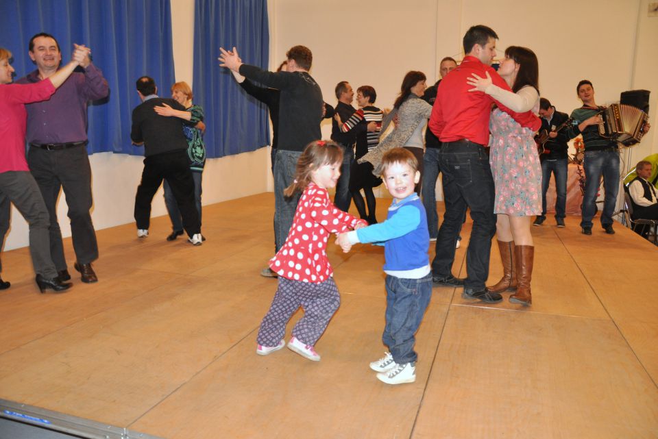 Nastop folklornih skupin v Zavodnjah 8.3.2014 - foto povečava