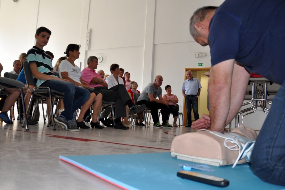 Predstavitev  defibrilatorja Zavodnje - foto povečava
