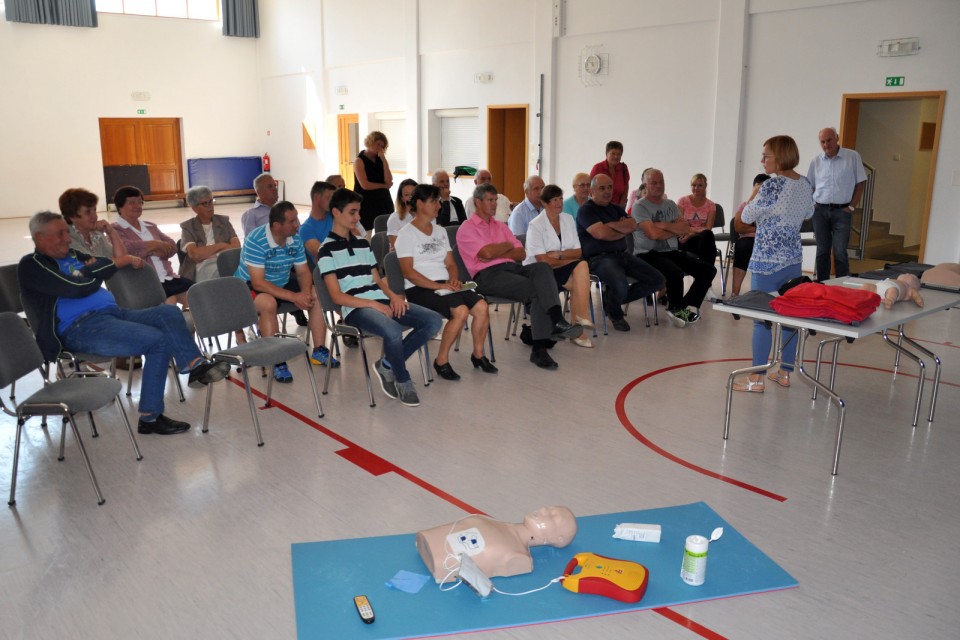 Predstavitev  defibrilatorja Zavodnje - foto povečava