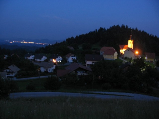 Zavodnja ponoči in podnevi - foto