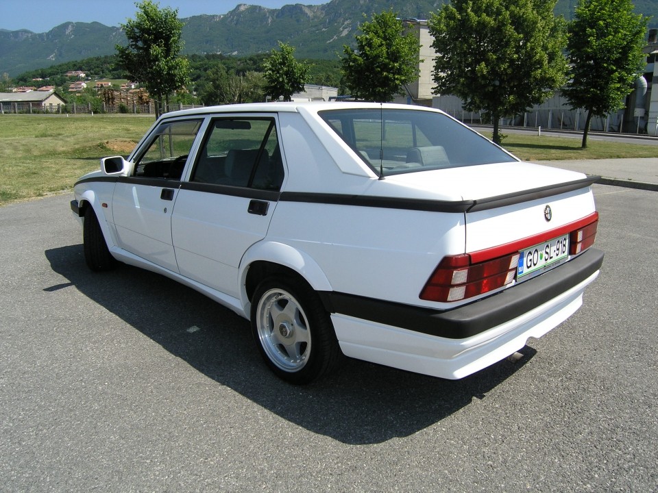 Alfa 75 - foto povečava