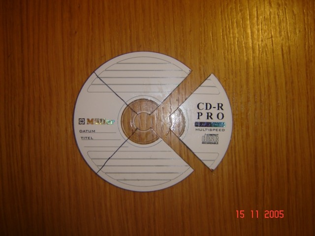 CD se lažje prereže z navadnimi škarjami, če ga imaš v kropu minutko ali dve