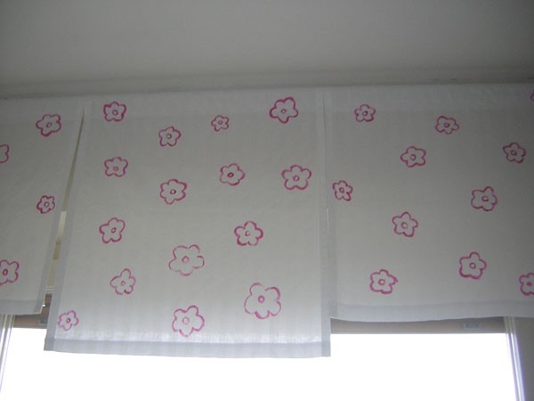 pink rožice risane na bel bombaž - zavese v kuhinji
