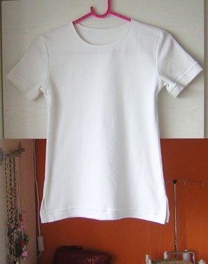 Bela daljša majica z razporki ob strani - dobi še nekaj barve na prednjo stran, ko se odlo