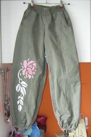 Kargo hlače za hčero z narisano rožo
