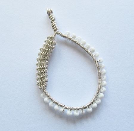 Srebrn obesek z belimi perlicami in perlo iz zvite žice