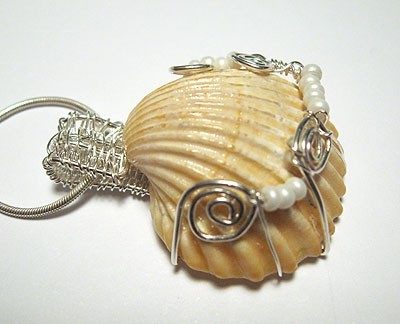 V žičko in perl perlice oblečena školjka, nabrana na letošnjem dopustu - oddana NoviTanji 