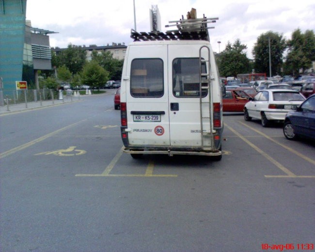 "Parkirni" invalidi - foto povečava