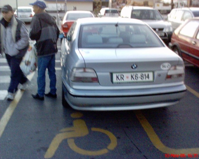 "Parkirni" invalidi - foto povečava