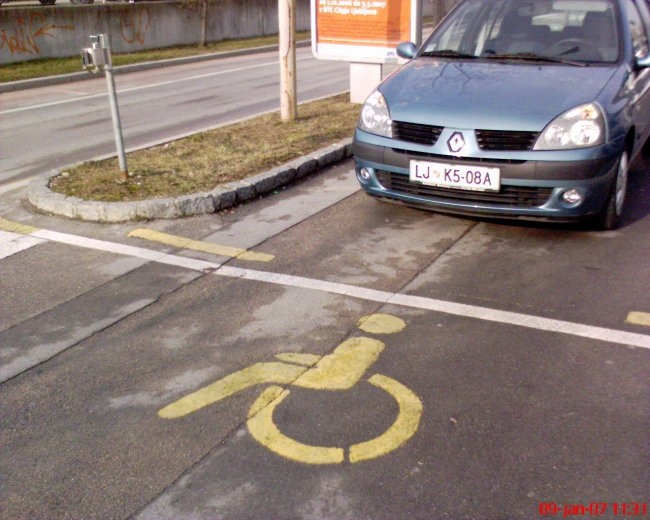 "Parkirni" invalidi - foto povečava