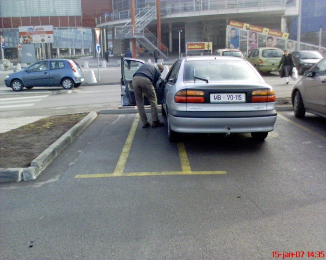 "Parkirni" invalidi - foto povečava