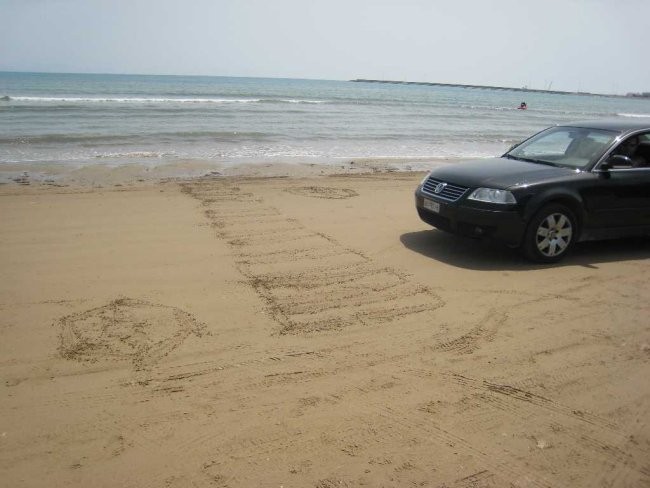 Sredi plaže so vozili avti, zato je bilo treba narediti prehod za pešce.
Začuda ga je cel