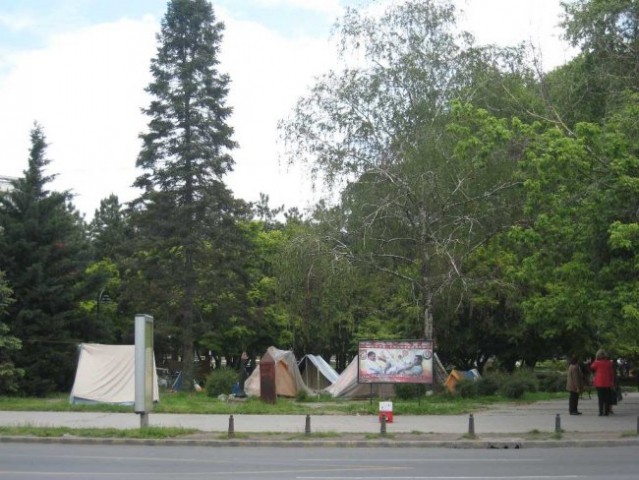Free camping pred parlamentom v Skopju - samo rečeš, da štrajkaš in že lahko zastonj kampi