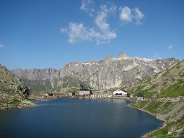 Jezeru pri prelazu Grand San Bernard - iz Švice v Italijo (nad Aosto)