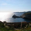 Bonifacio - skrajno užna točka Korzike - v daljavi se vidi Sardinijo