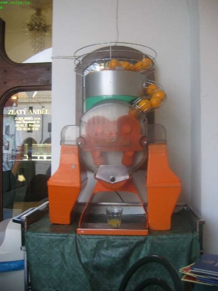 naprava za pripravo svežega soka iz pomaranč