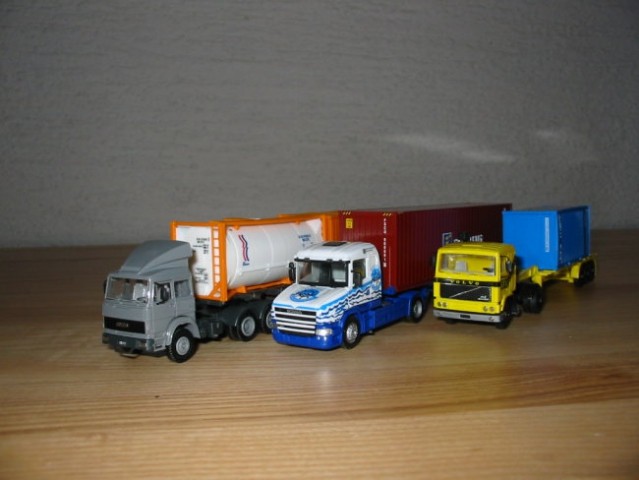 Tovornjaki za prevoz kontejnerjev: IVECO TurboTech, SCANIA T420 Hauber in VOLVO F12.