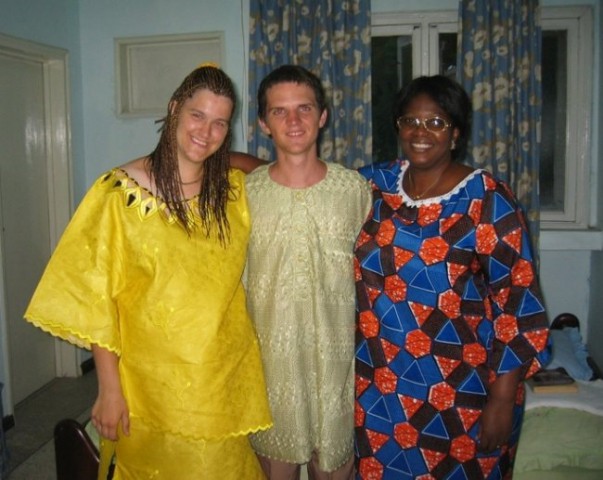 Dva slovenca v tipičnih afriških oblekah (in tudi z afriško frizuro - darilo od najinih af
