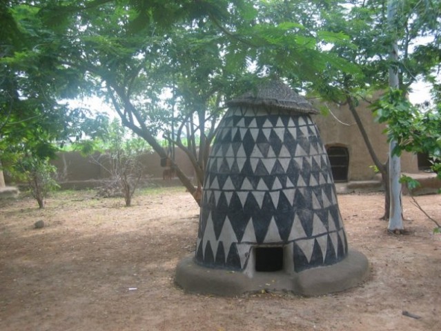 Kašča (shramba) v tradicionalni vasici v pagi