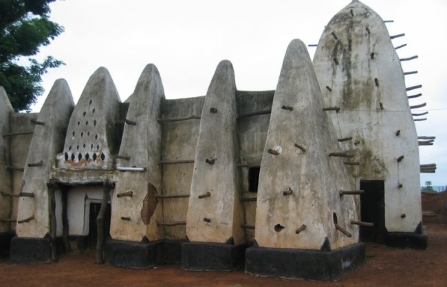 mošeja v larabangi, ena izmed najstarejših v zahodni afriki