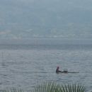 še vedno jezero.. tokrat z ribičem, ki se vozi samo na deski (ja, nič čolna :D)