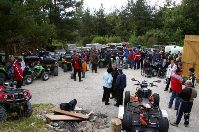 Še kar zbrana družba, tokrat malce drugače razporejena