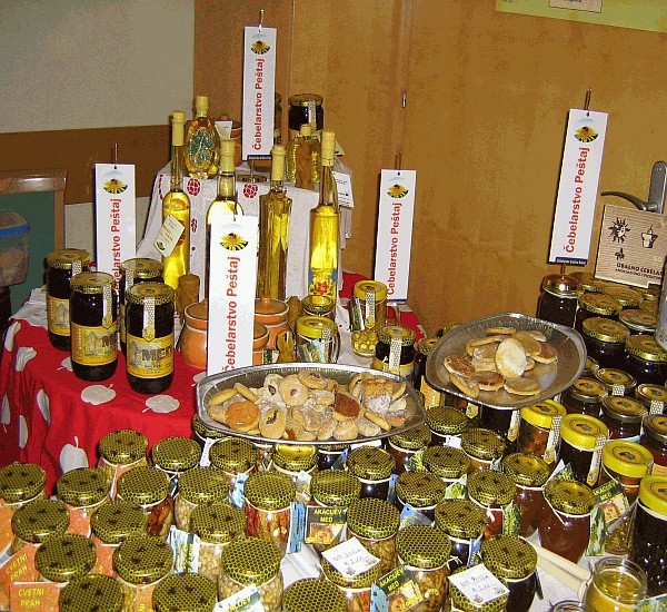 čebelarstvo - stojnica v zdravilišču Krka v S - foto