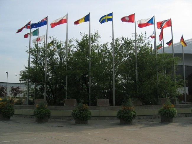 Montreal - Olimpijski park: zastave držav, ki so osvojile vsaj eno zlato medaljo na OI