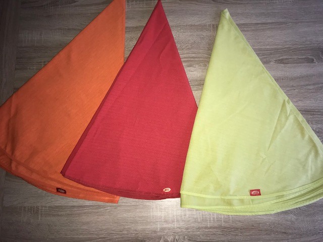 Trije tekstilni prti urh za okroglo mizo, oranžen, rdeč, zelen, vsak po 8€