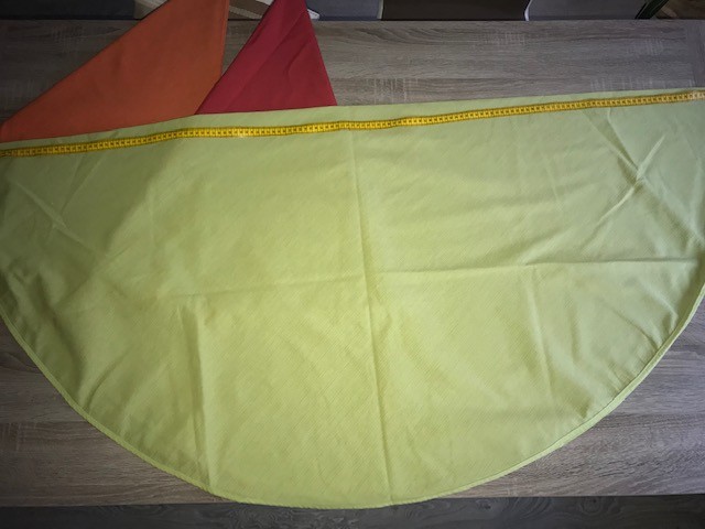 Trije tekstilni prti urh za okroglo mizo, oranžen, rdeč, zelen, vsak po 8€